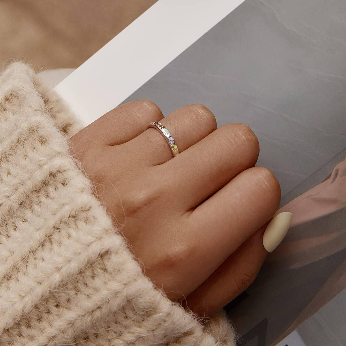 Ring aus Sterlingsilber mit pfötchenförmigem Muster