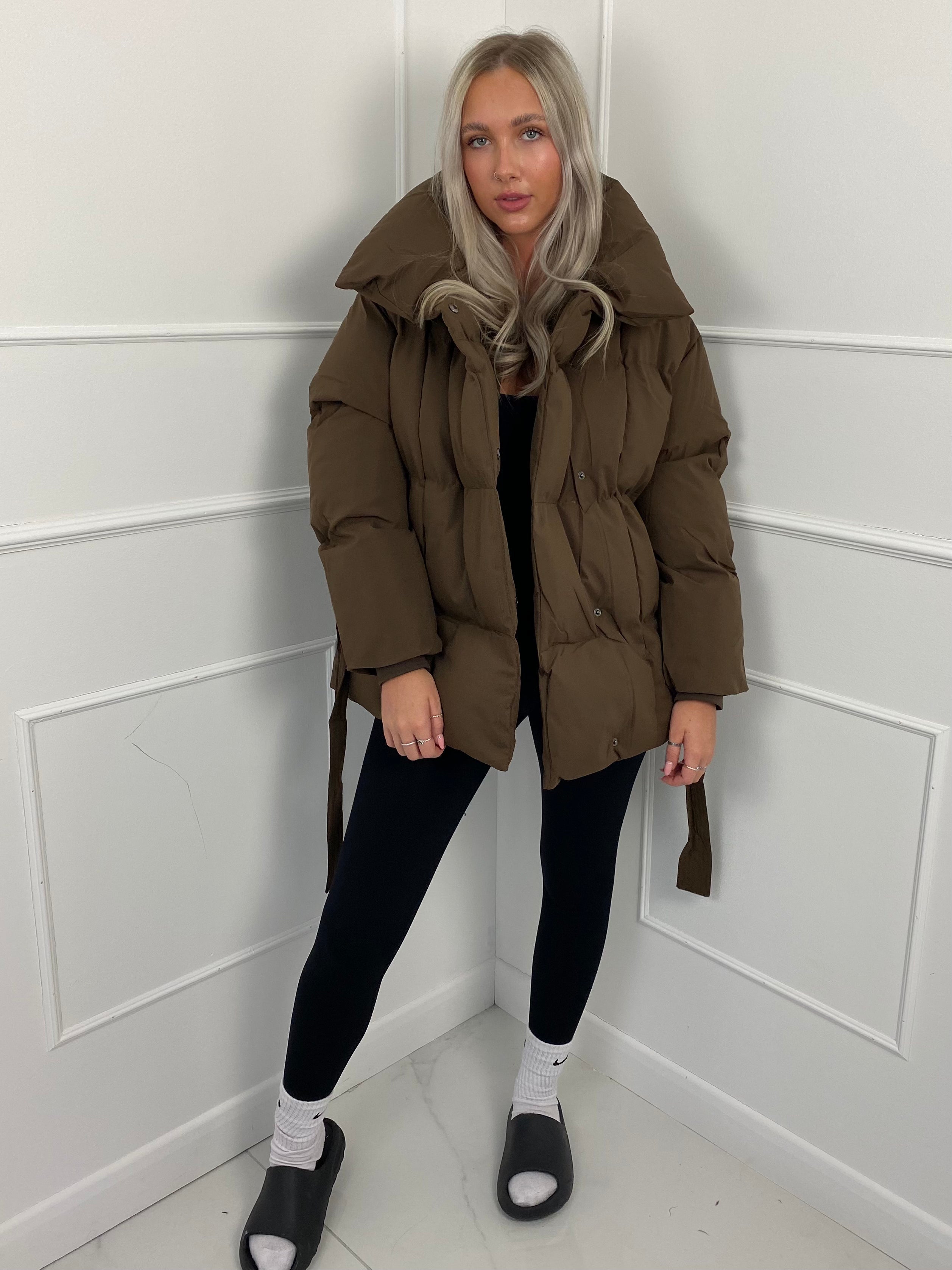KARLY – Kurze Pufferjacke mit Gürteltasche