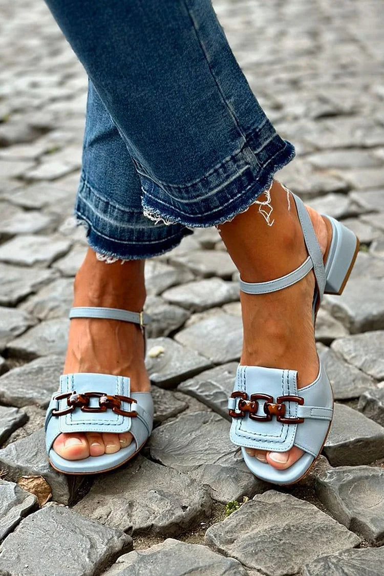 Blaue flache Sandalen mit Ziernähten
