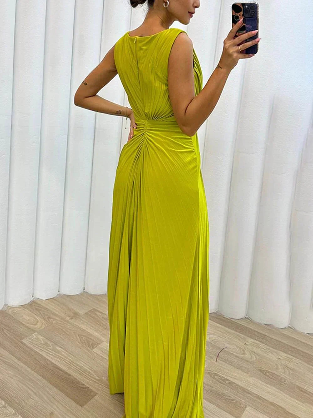 Yael™ | Elegantes Kleid mit hohem Kragen