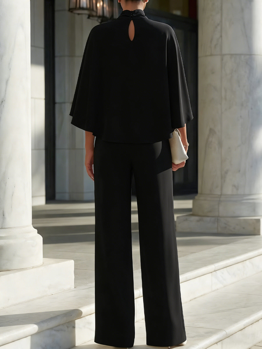 Set aus hochgeschlossener Bluse mit Umhangärmeln und geschlitzter Hose mit weitem Bein