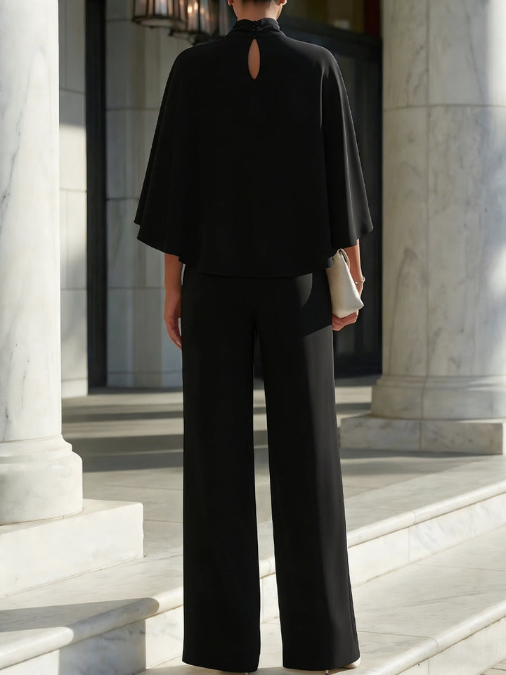 Set aus hochgeschlossener Bluse mit Umhangärmeln und geschlitzter Hose mit weitem Bein