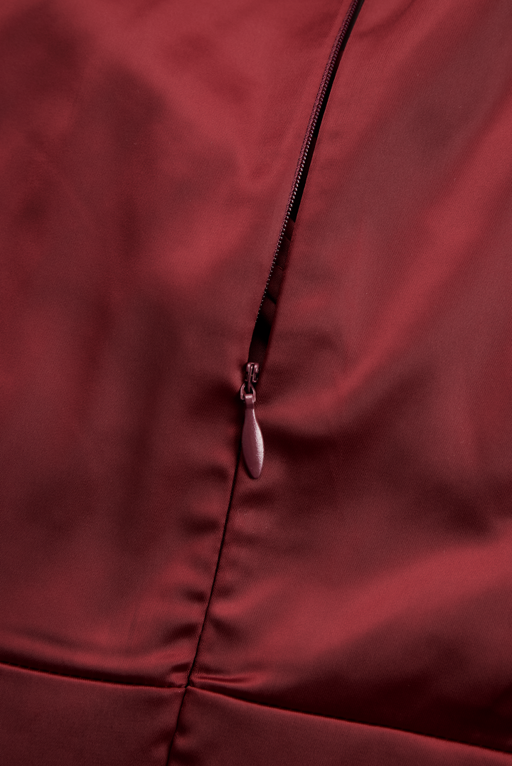 Vintage-inspiriertes Midikleid aus Satin mit drapiertem Kragen
