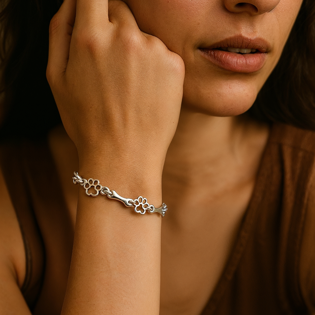 Armband mit Anhänger aus Silber mit Hundepfoten und -knochen