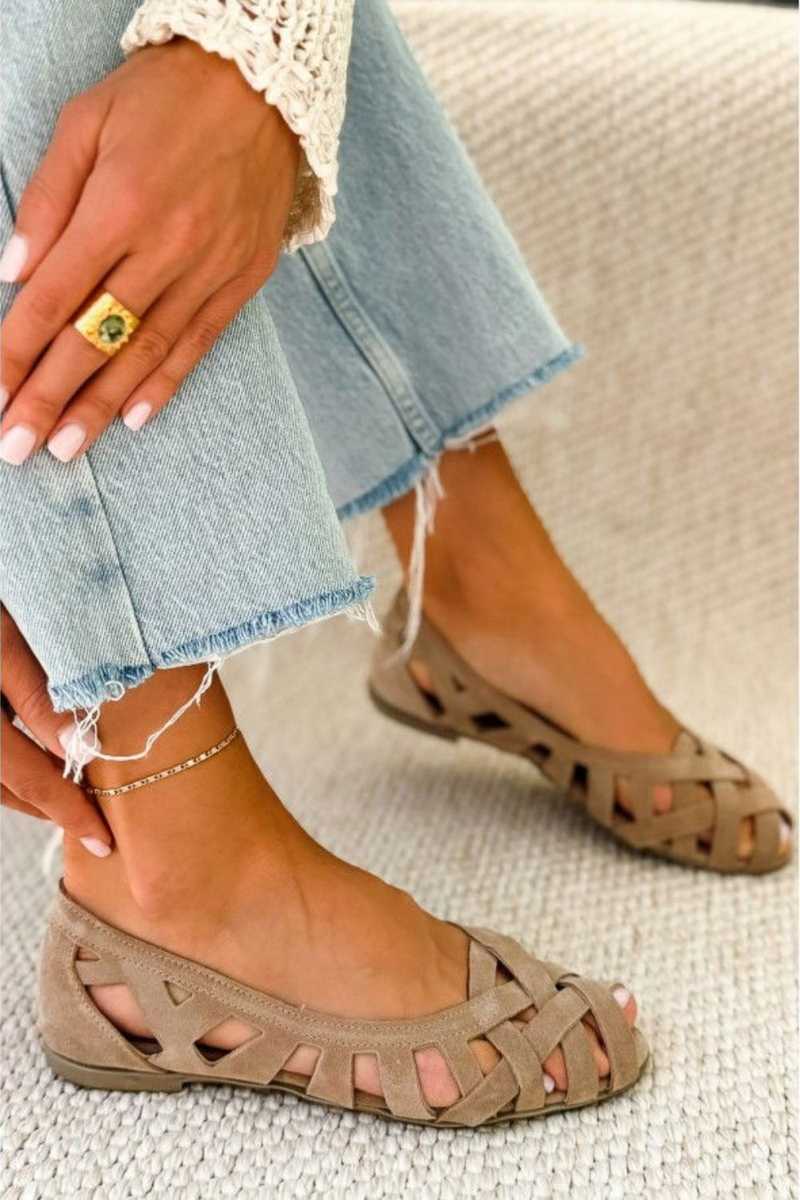 Flache Sandalen mit offener Spitze und gewebtem Obermaterial