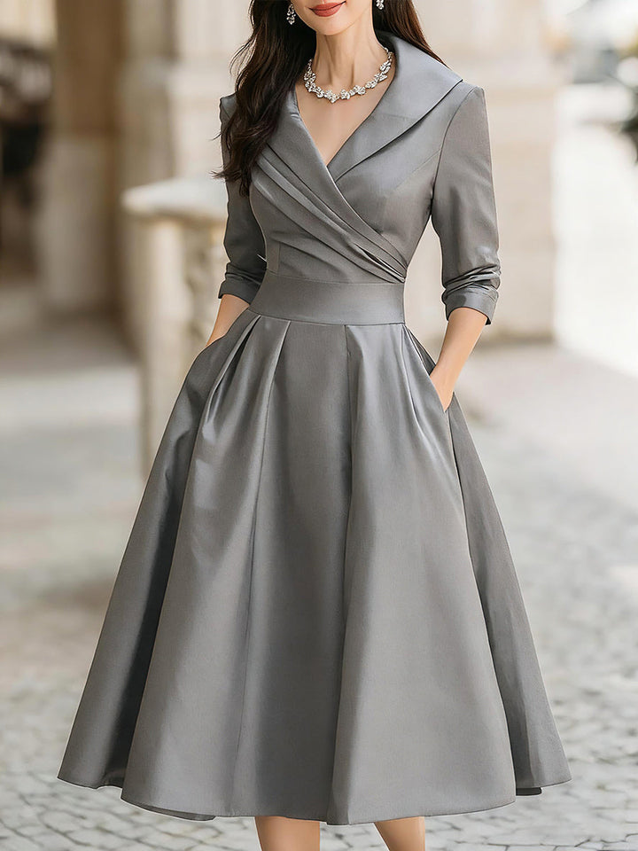 Vintage-inspiriertes Midikleid aus Satin mit drapiertem Kragen