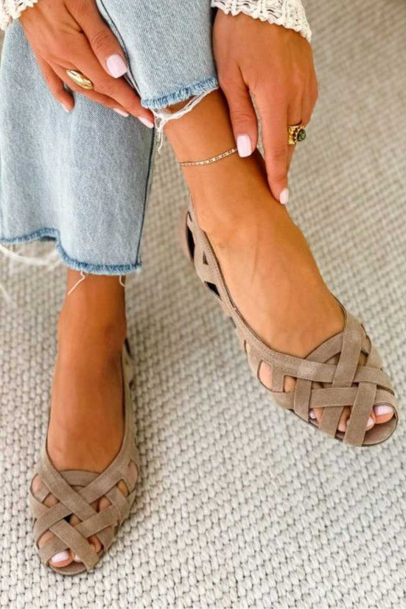 Flache Sandalen mit offener Spitze und gewebtem Obermaterial