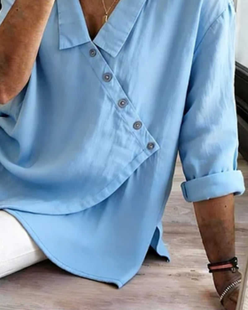 Asymmetrische Bluse mit Kragen und diagonaler Knöpfung