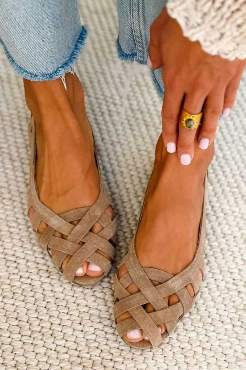 Flache Sandalen mit offener Spitze und gewebtem Obermaterial
