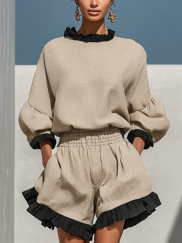 Beigefarbene Bluse und Shorts mit Rüschenbesatz aus Leinen