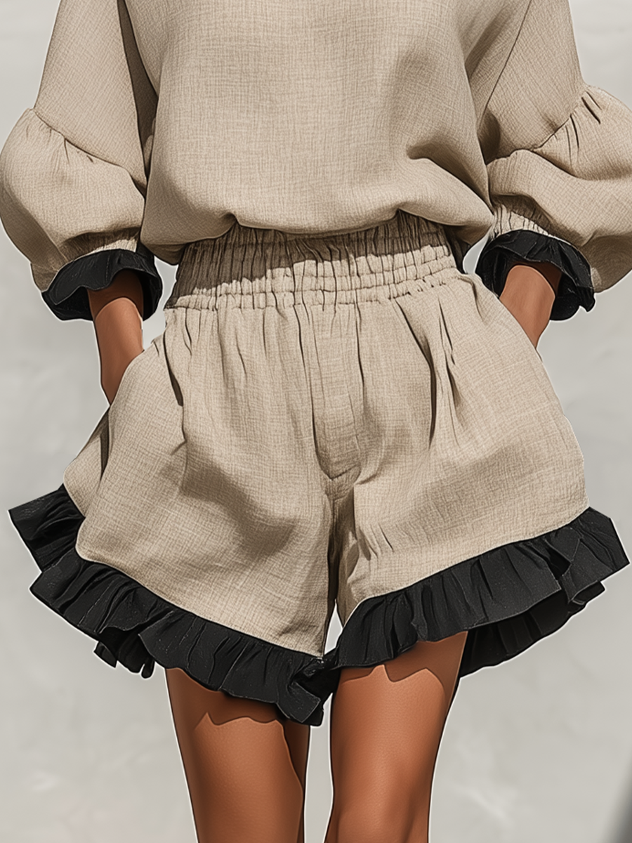 Beigefarbene Bluse und Shorts mit Rüschenbesatz aus Leinen