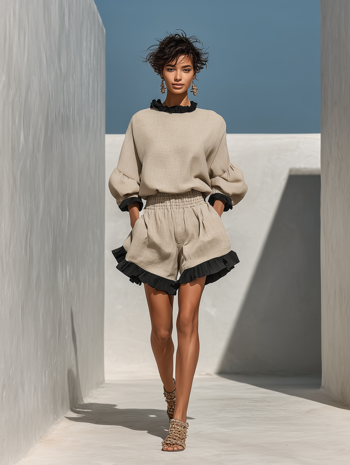 Beigefarbene Bluse und Shorts mit Rüschenbesatz aus Leinen