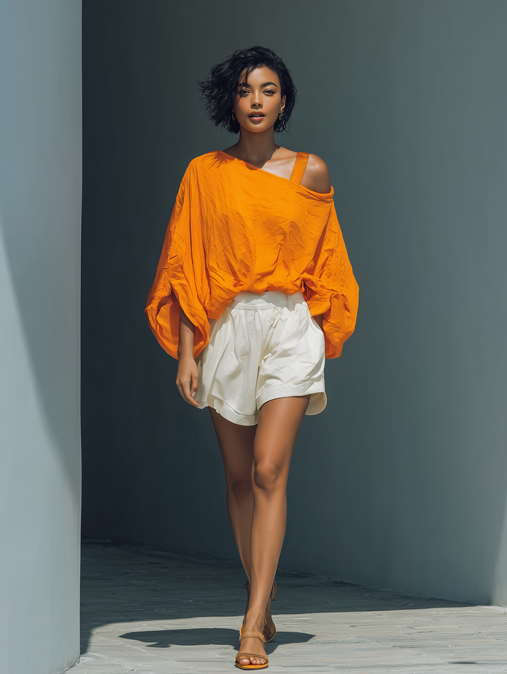 Orangefarbenes trägerloses Leinenoberteil und weiße Shorts mit Rüschen