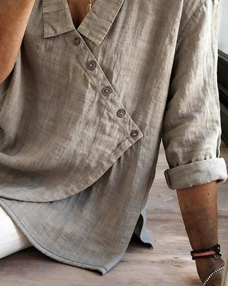 Asymmetrische Bluse mit Kragen und diagonaler Knöpfung