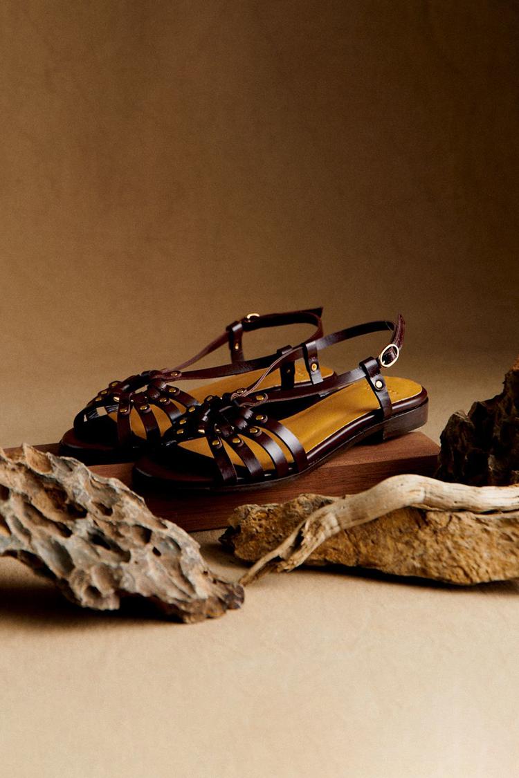 Sandalen mit Metallnieten und Ausschnitten in Dunkelbraun