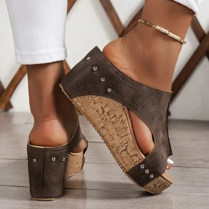 Elena – Sandalen mit Nieten und Keilabsatz
