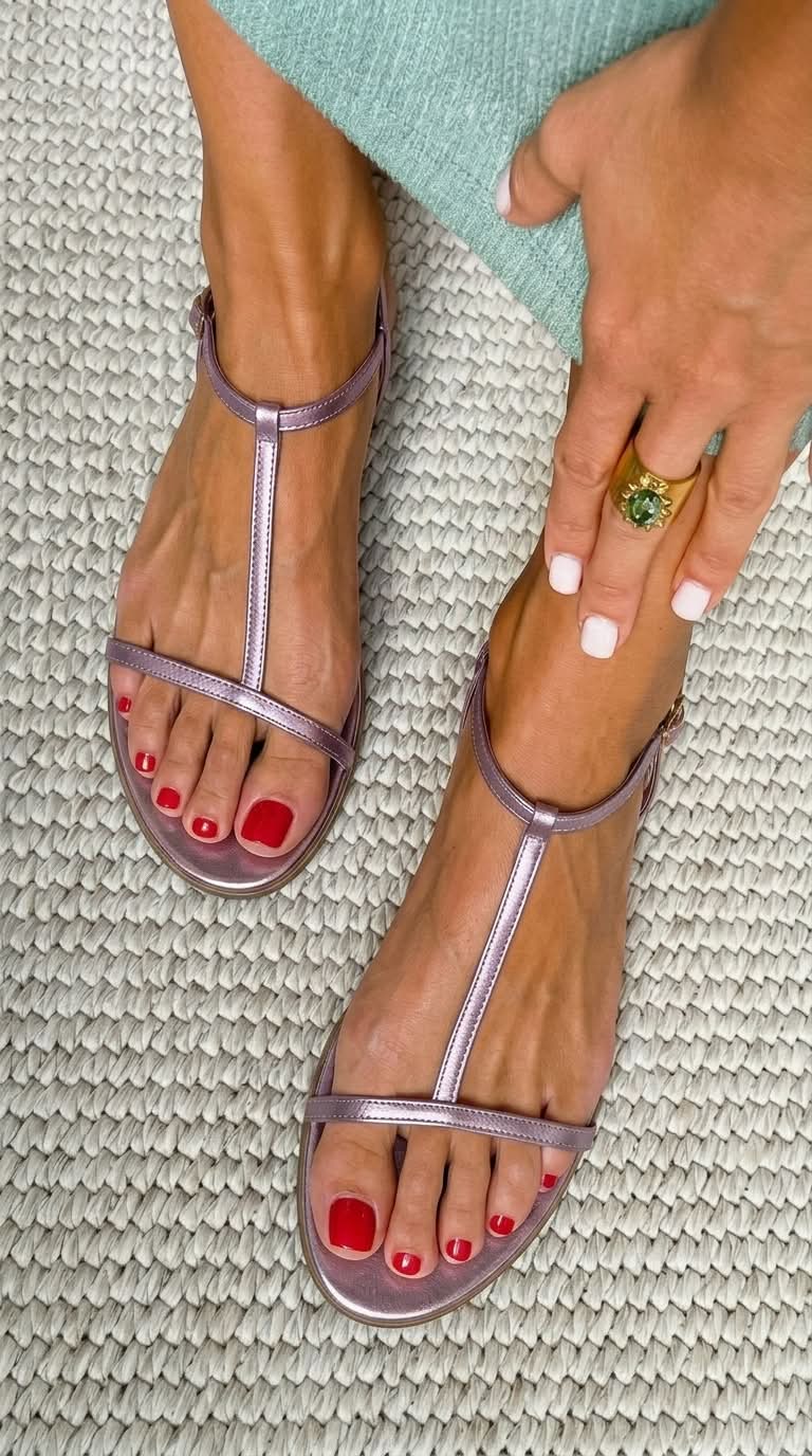 Flache Sandalen in Metallic-Optik mit T-förmigen Riemen