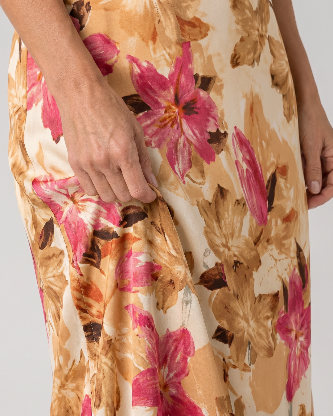Cekel | Midikleid mit botanischem Print, Neckholder und fliessendem Rock