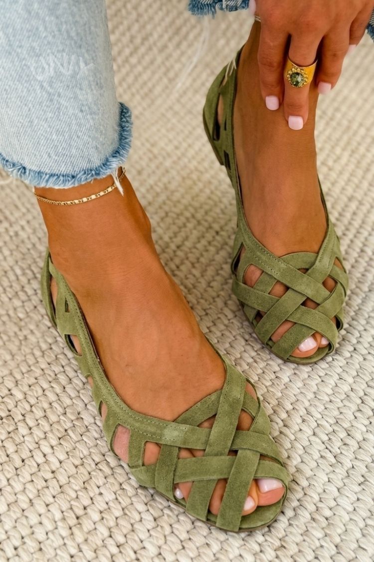 Flache Sandalen mit offener Spitze und gewebtem Obermaterial