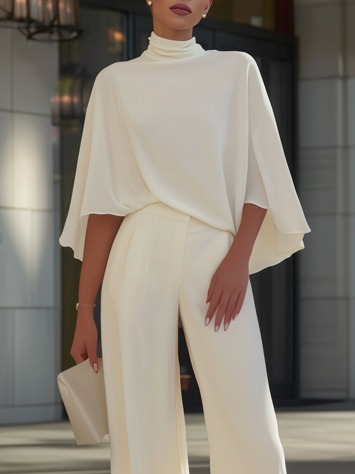 Set aus hochgeschlossener Bluse mit Umhangärmeln und geschlitzter Hose mit weitem Bein