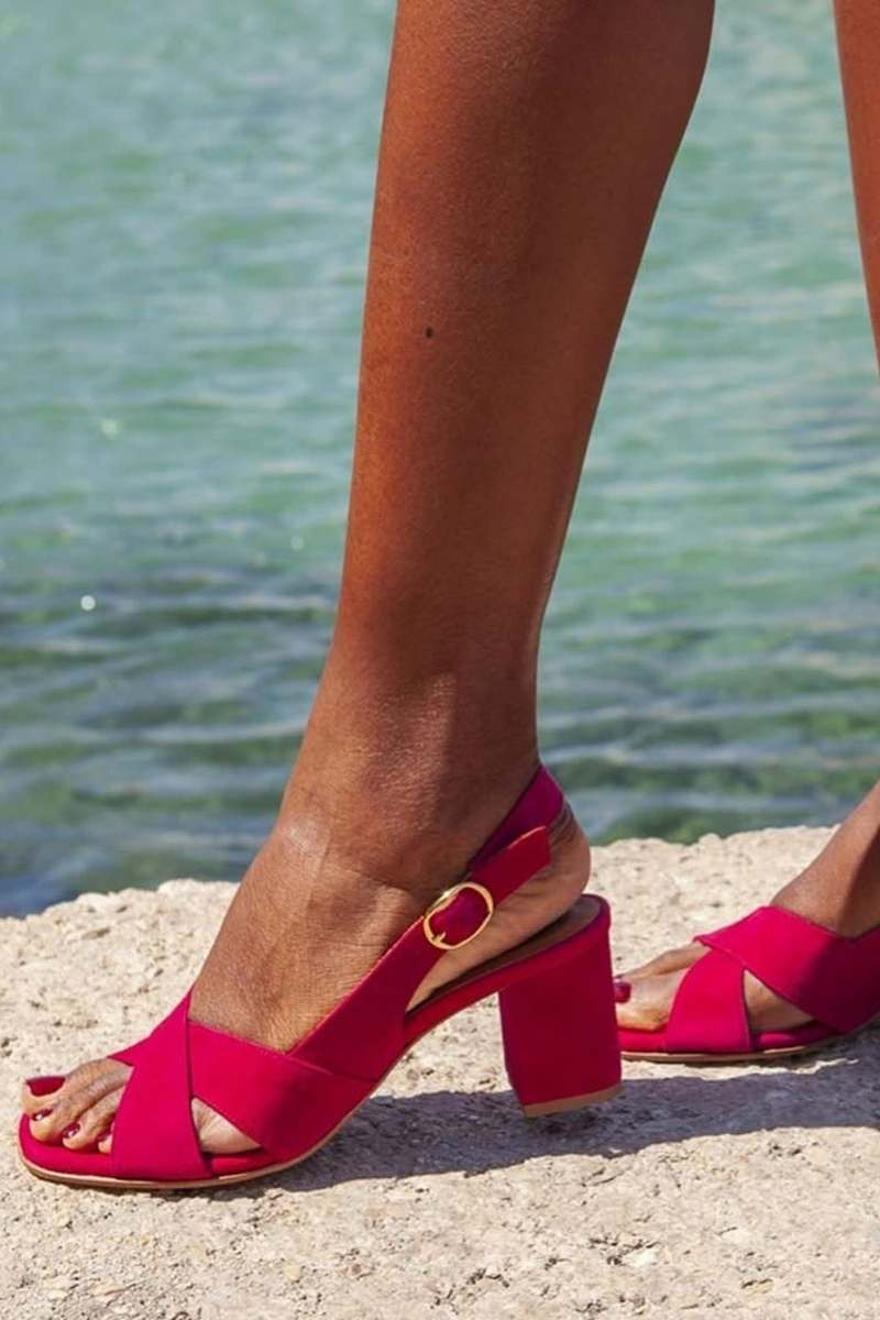 Sandalen mit Blockabsatz und gekreuztem Riemen