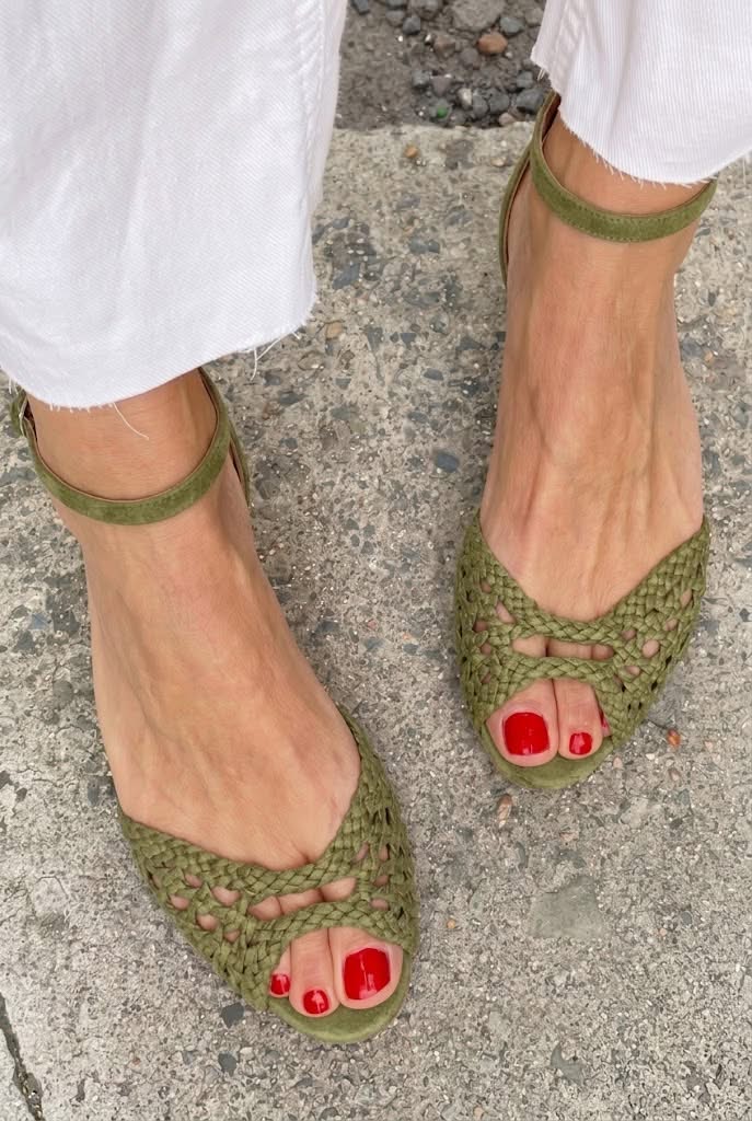 Sandalen mit Knöchelriemen