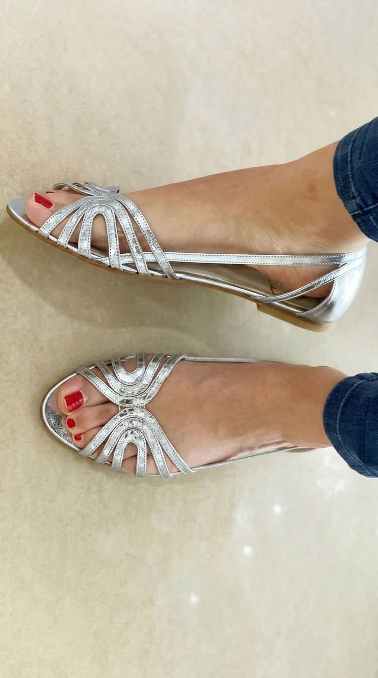 Sandalen mit offener Spitze und metallischem Glanz