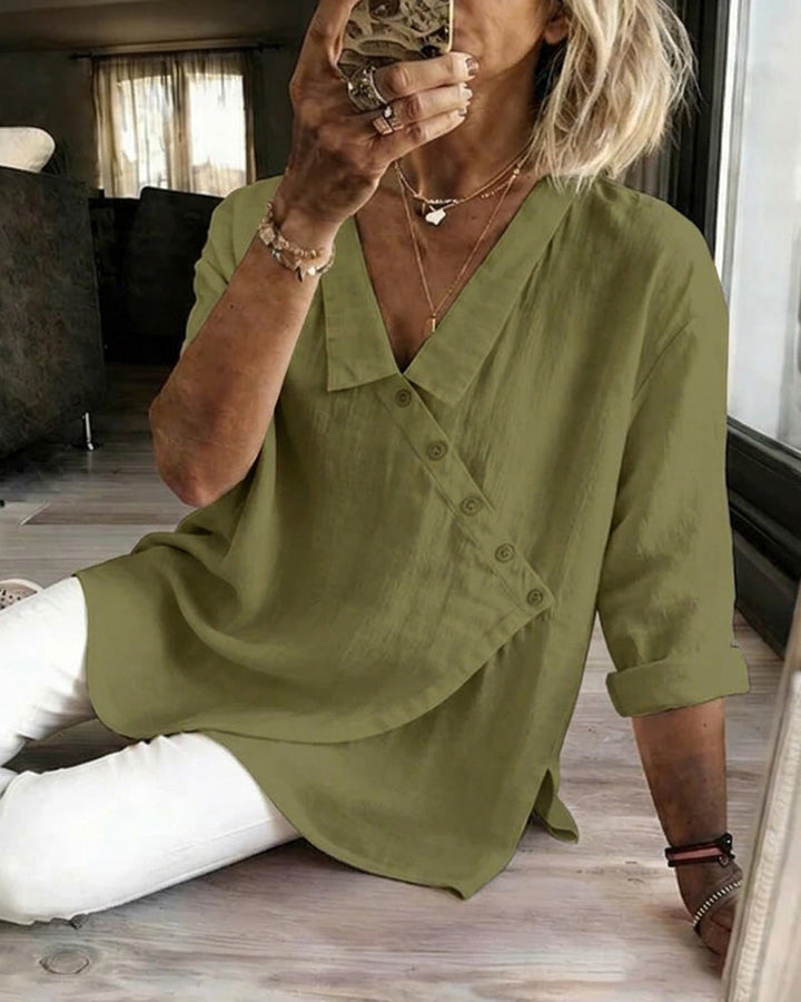 Asymmetrische Bluse mit Kragen und diagonaler Knöpfung