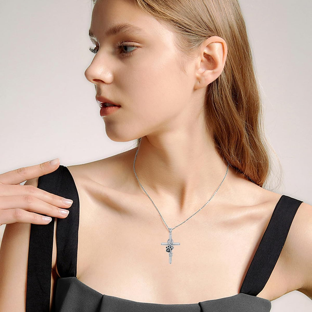 Halskette mit Tatze und Kreuz in Silber