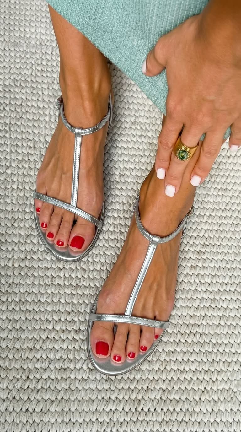 Flache Sandalen in Metallic-Optik mit T-förmigen Riemen