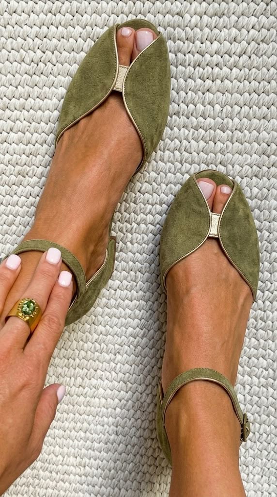 Elegante Ballerinas aus Wildleder mit metallischem Rand und offener Spitze