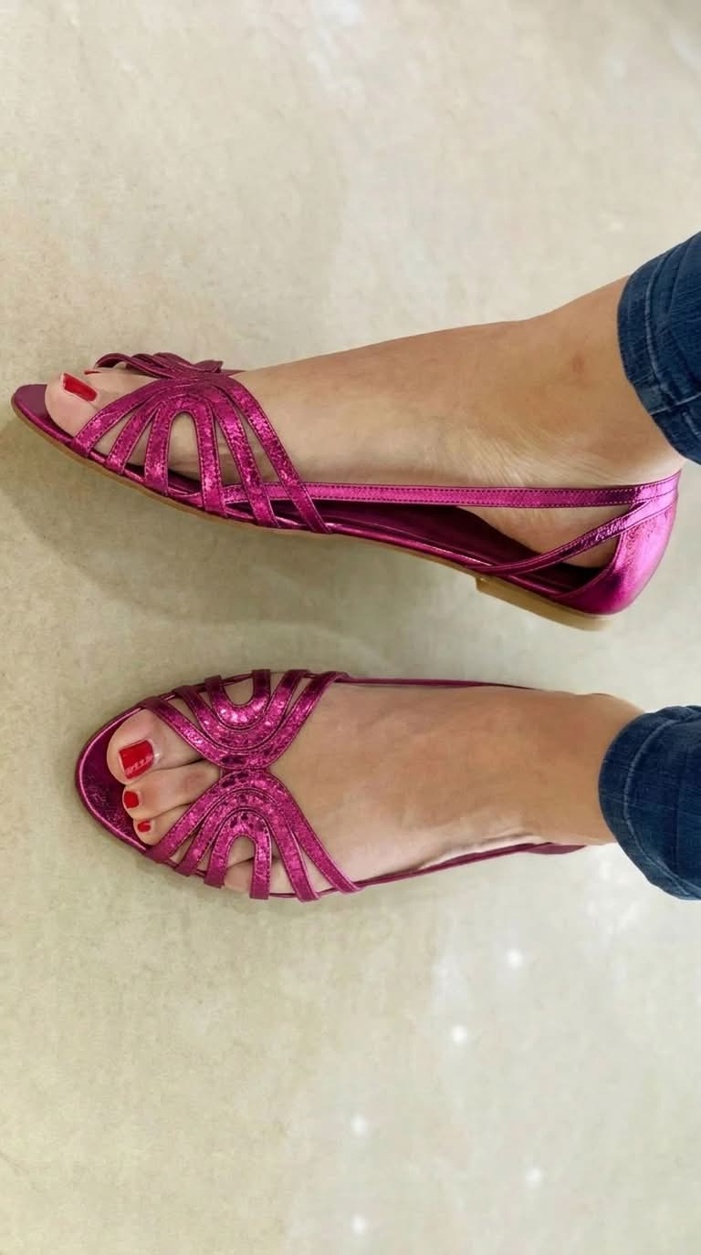 Sandalen mit offener Spitze und metallischem Glanz