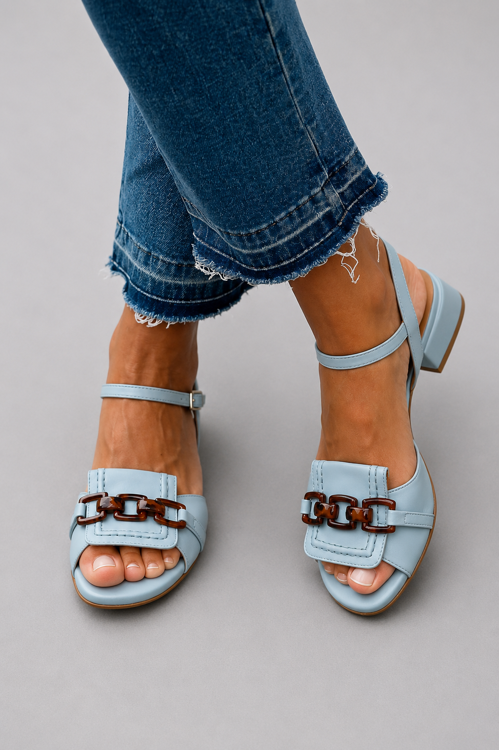 Blaue flache Sandalen mit Ziernähten