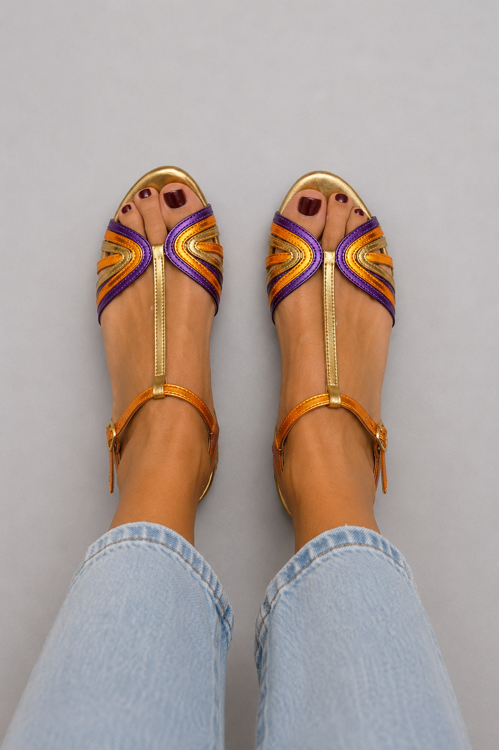 Goldfarbene Sandalen mit Schnalle und mehrfarbigem Riemen
