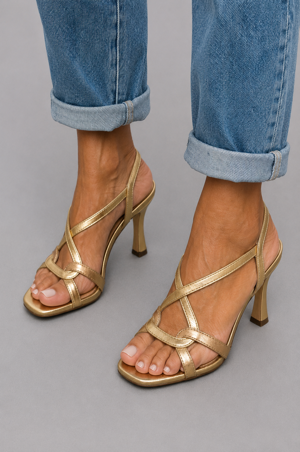 Goldfarbene Sandalen mit Metallic-Effekt und gekreuzten Riemen