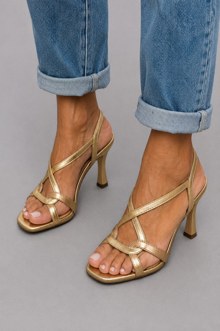 Goldfarbene Sandalen mit Metallic-Effekt und gekreuzten Riemen