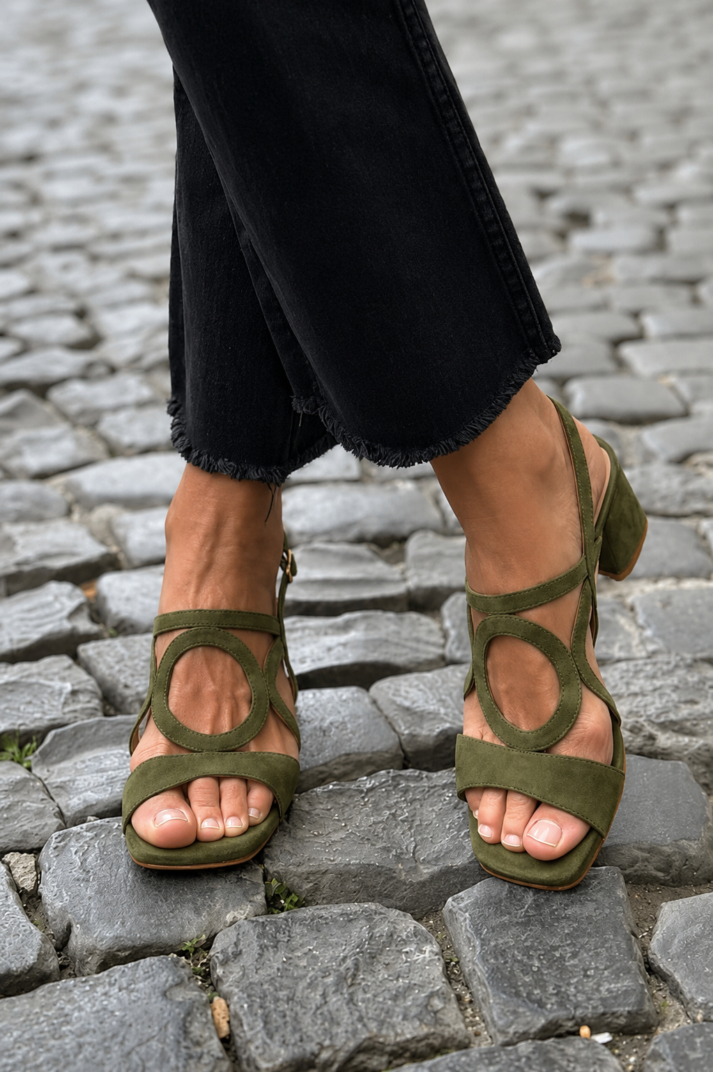 Sandalen mit eckiger Spitze und rundem Ausschnitt