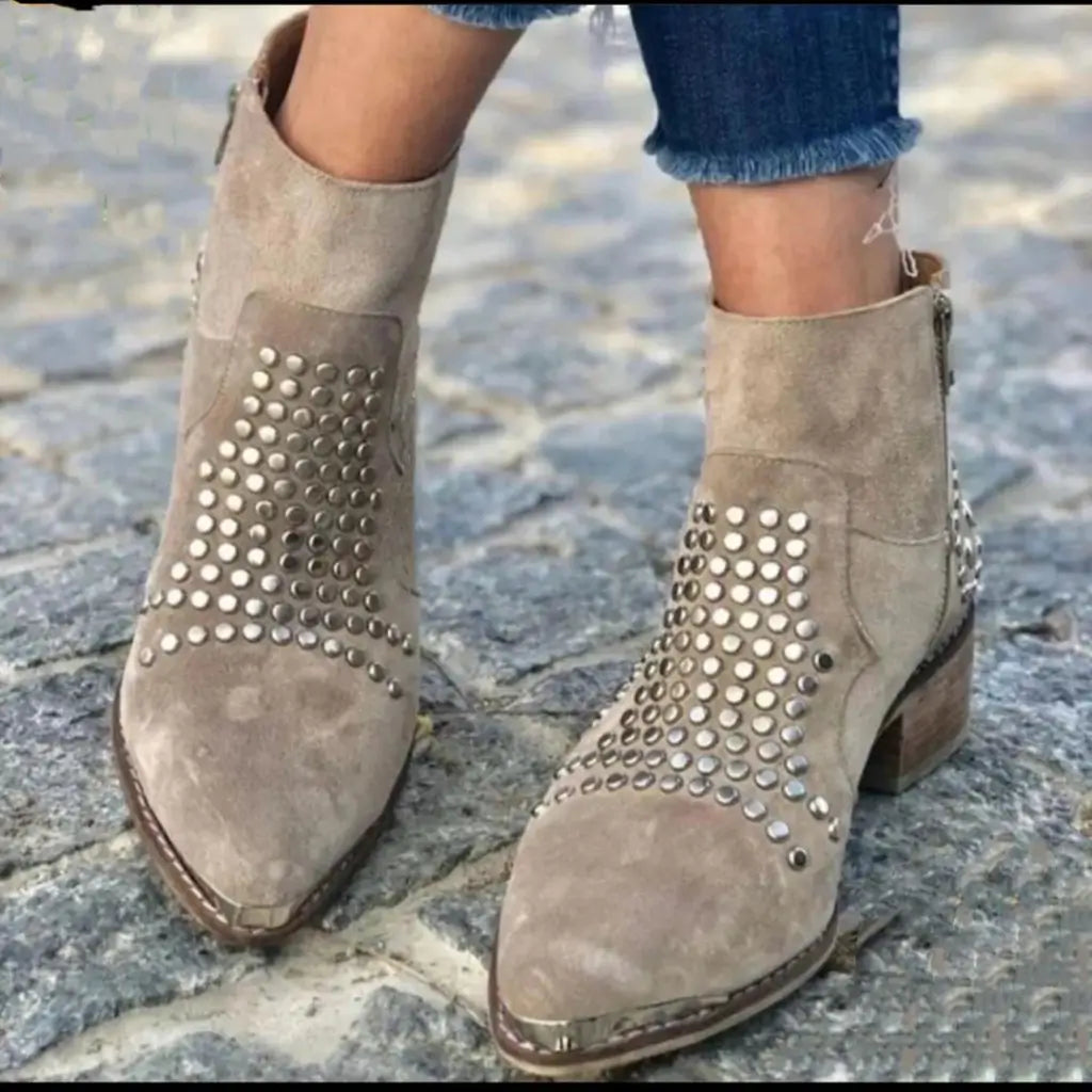 Sloane™ | Stiefel mit Nietenrand