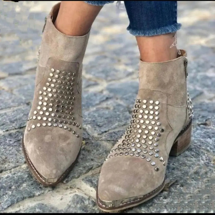 Sloane™ | Stiefel mit Nietenrand