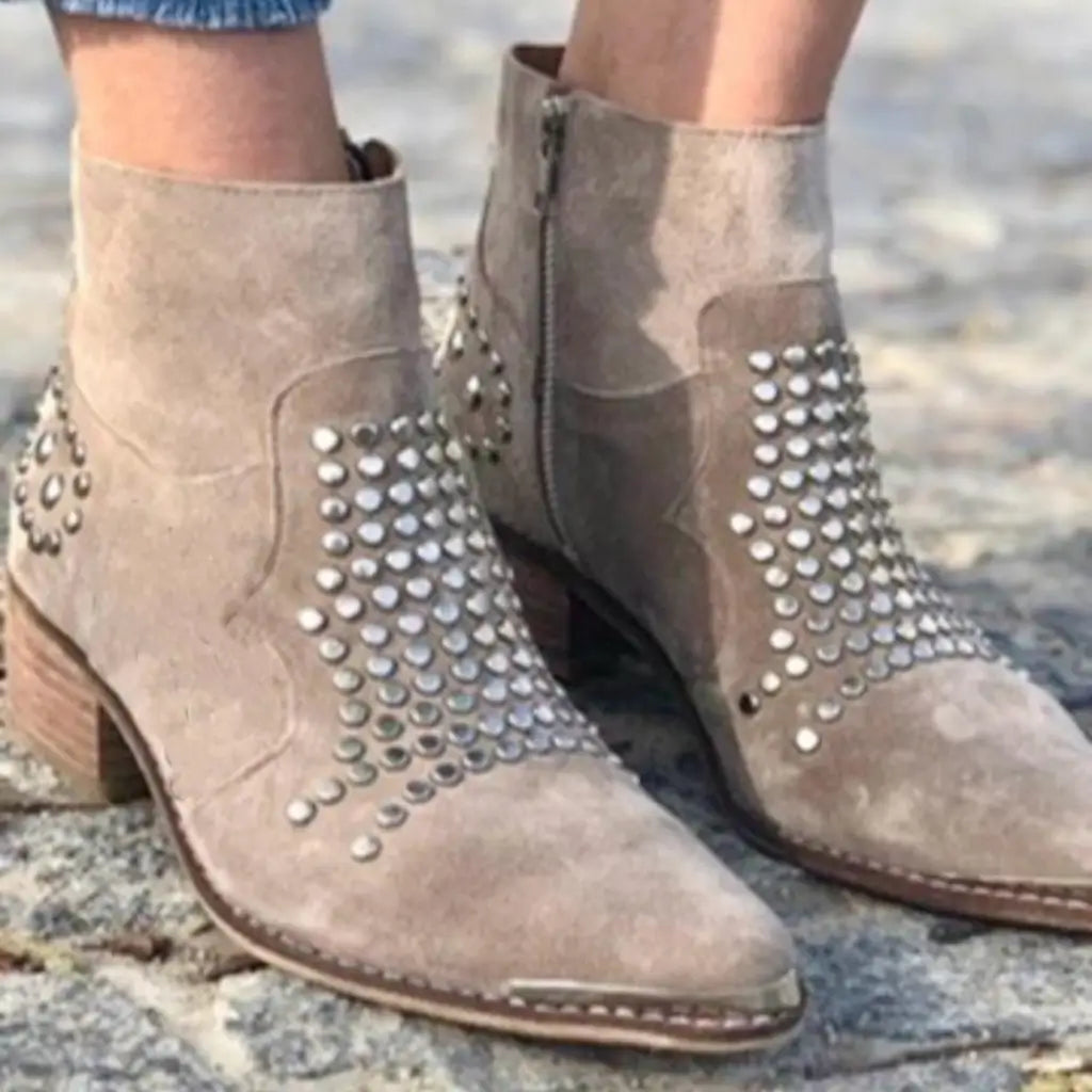 Sloane™ | Stiefel mit Nietenrand