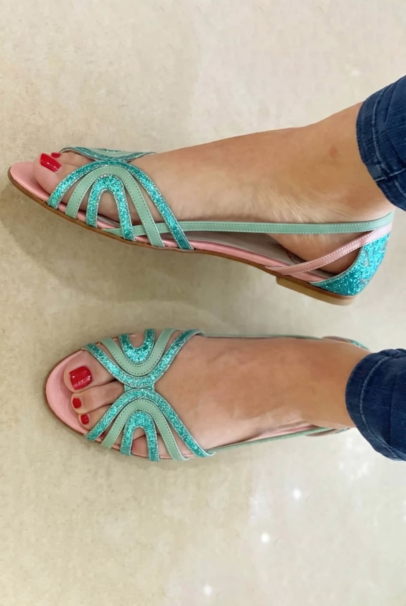 Sandalen mit offener Spitze und metallischem Glanz