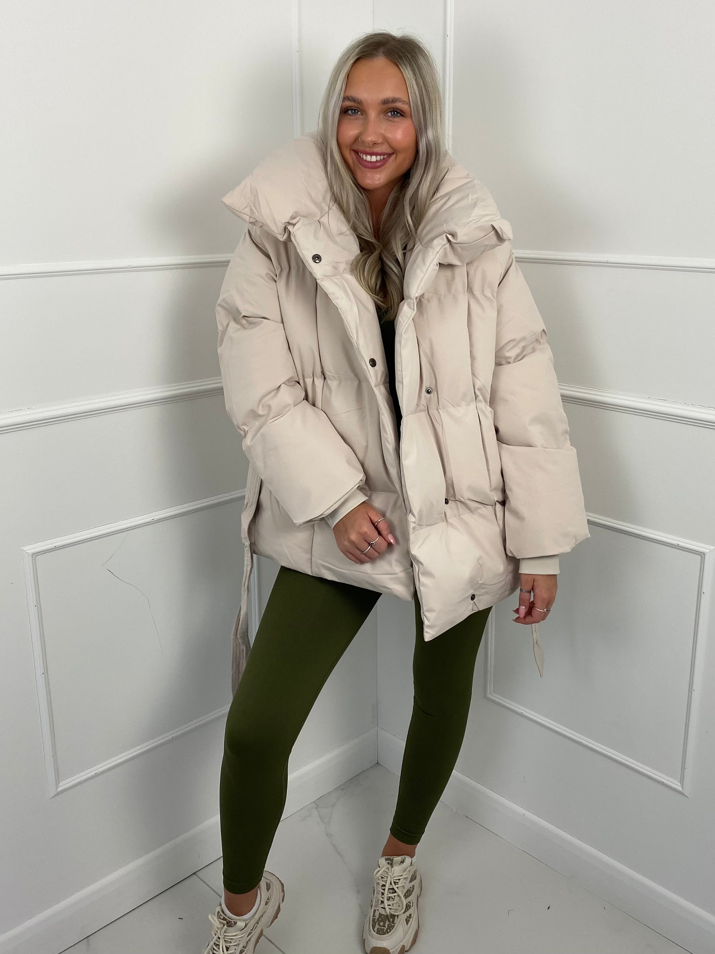 KARLY – Kurze Pufferjacke mit Gürteltasche