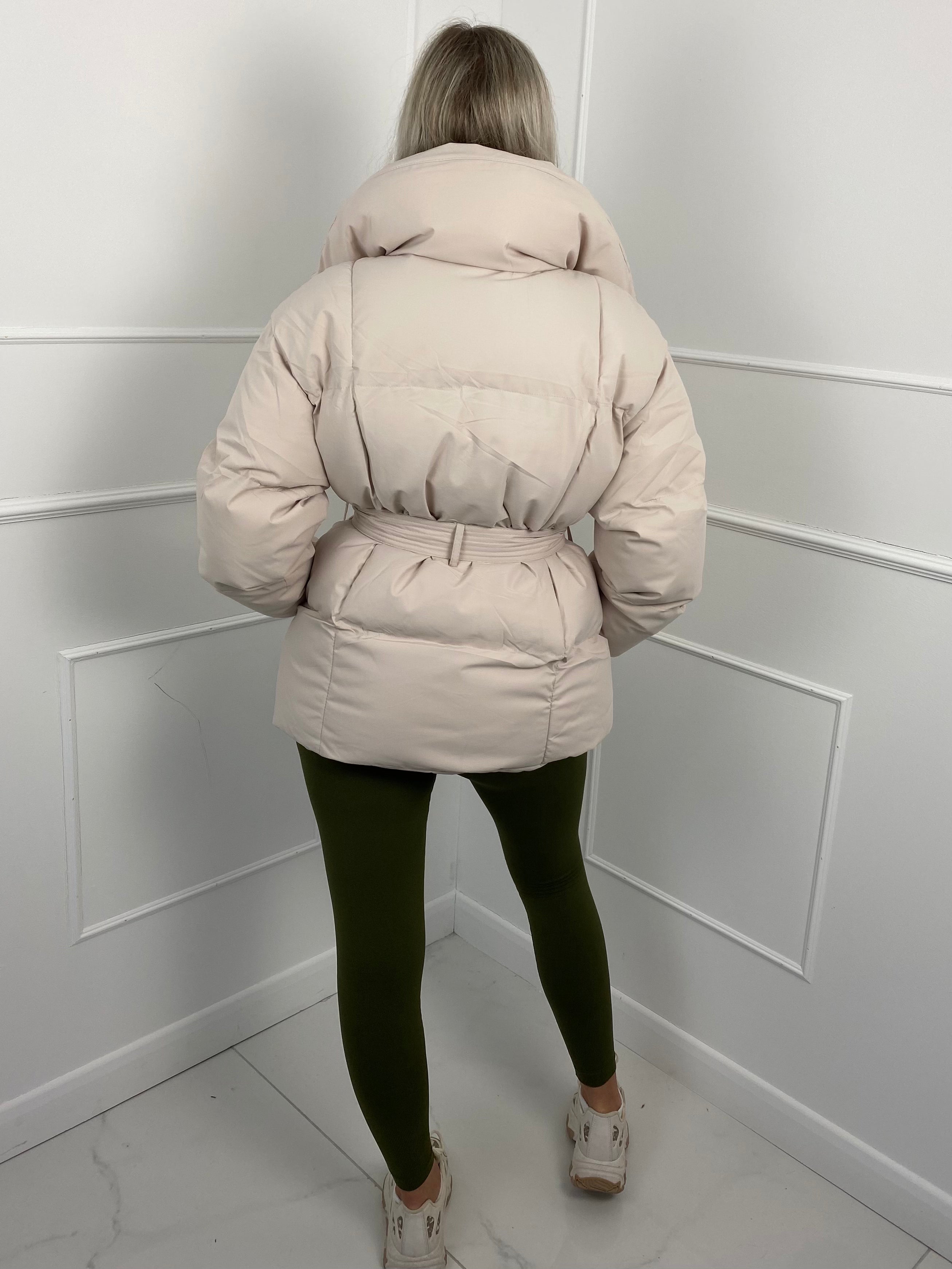 KARLY – Kurze Pufferjacke mit Gürteltasche