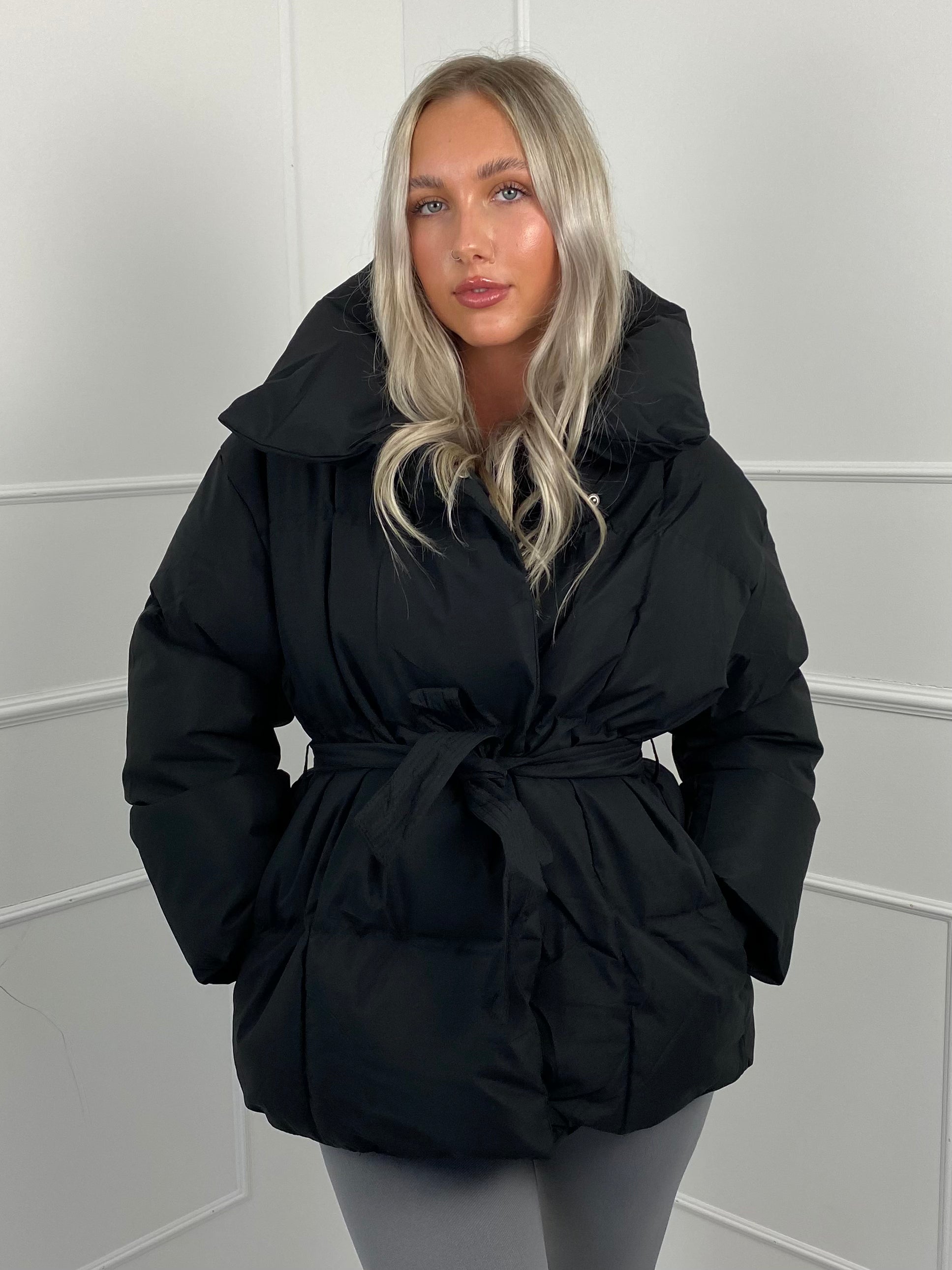 KARLY – Kurze Pufferjacke mit Gürteltasche