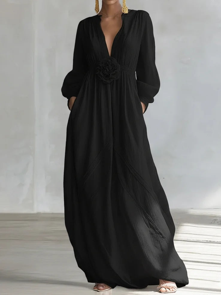 Maxikleid mit tiefem V-Ausschnitt und dreidimensionaler Blumenapplikation