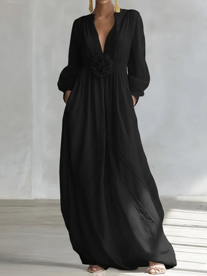 Maxikleid mit tiefem V-Ausschnitt und dreidimensionaler Blumenapplikation