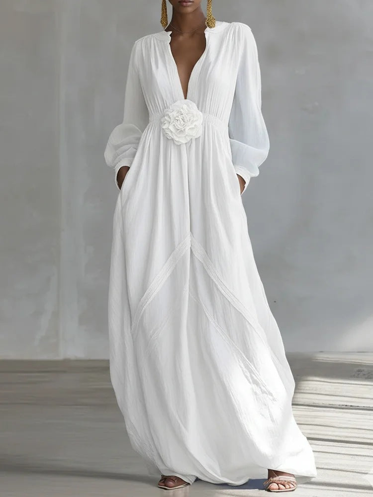 Maxikleid mit tiefem V-Ausschnitt und dreidimensionaler Blumenapplikation