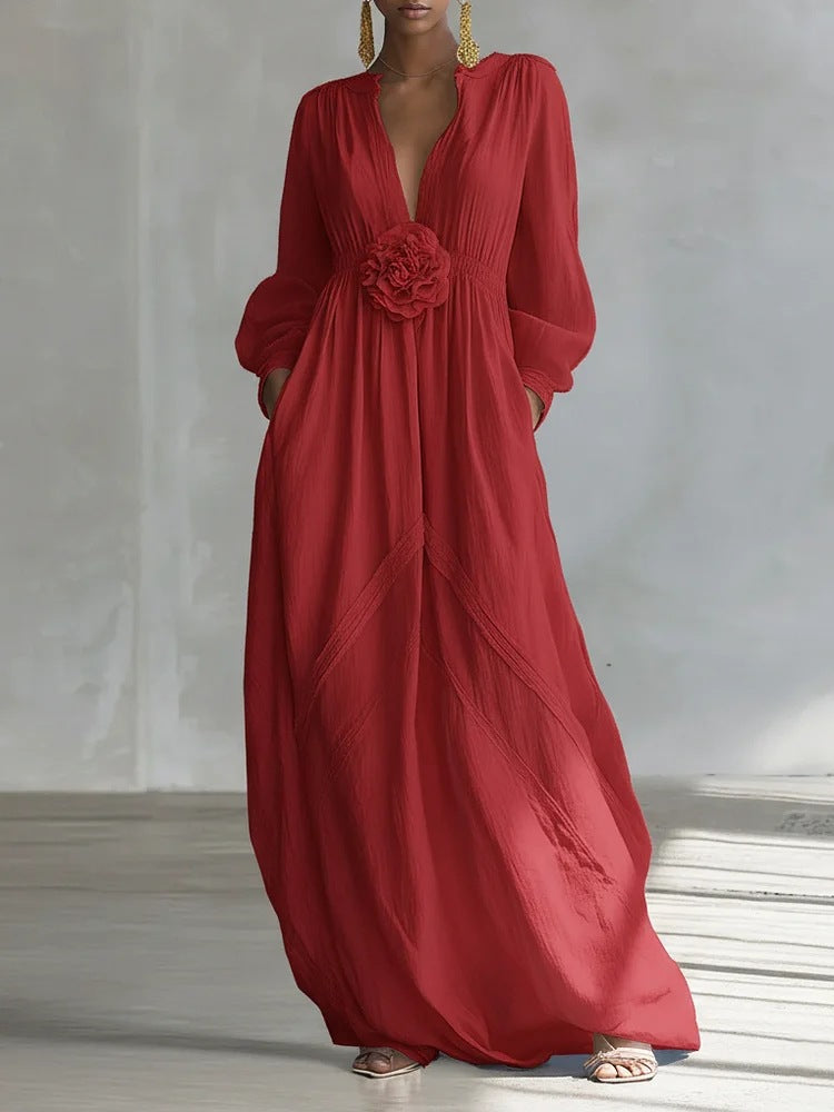 Maxikleid mit tiefem V-Ausschnitt und dreidimensionaler Blumenapplikation