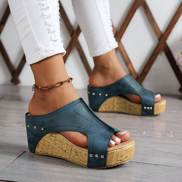 Elena – Sandalen mit Nieten und Keilabsatz