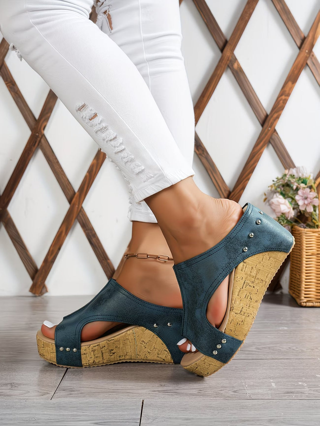 Elena – Sandalen mit Nieten und Keilabsatz